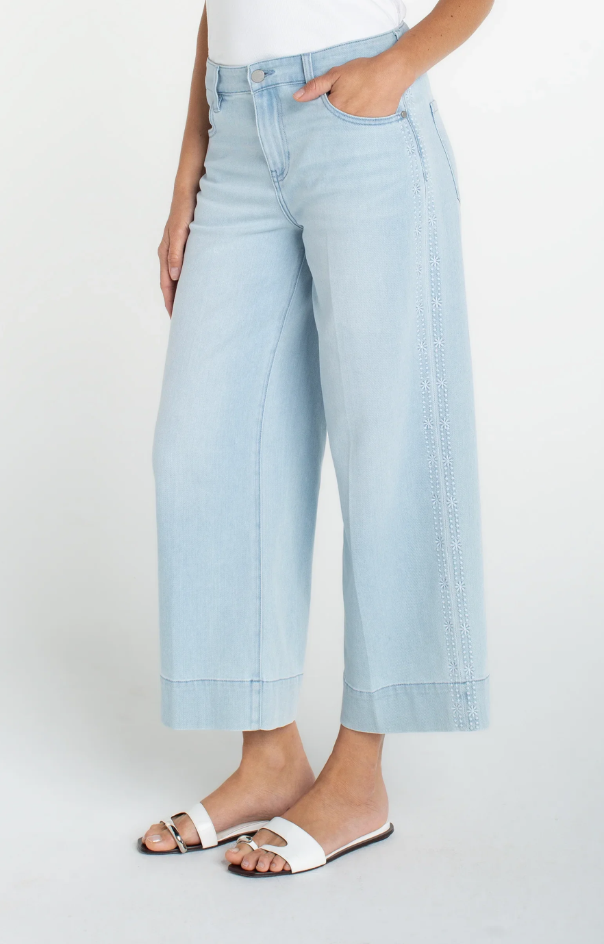 Stride Crop Wide Leg W/ Embroidered Side Seam